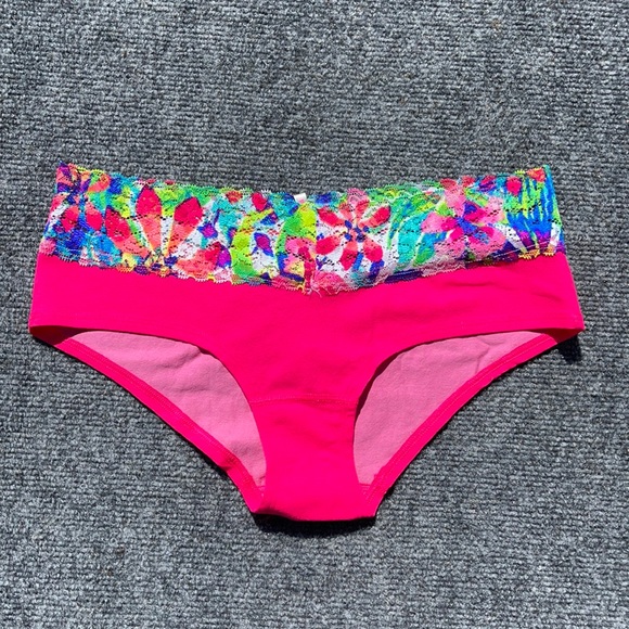 VS Pink Panties w Colorful Lace Waist NWT Size M Extra Low Rise Hipster - Picture 1 of 7
